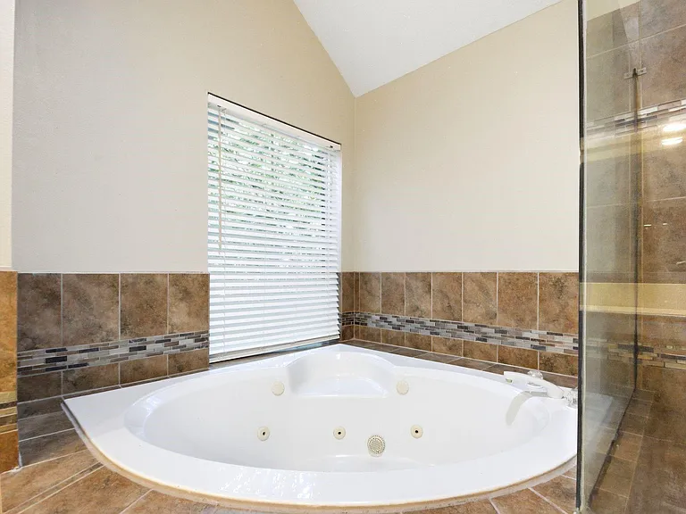 4307 Lakeshore Forest Dr — Photo 24
