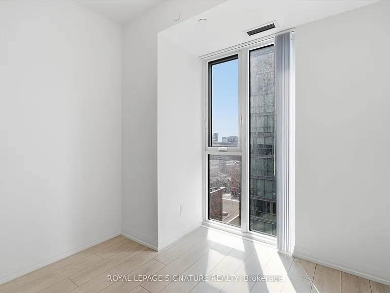400 King St W #1519 — Photo 13