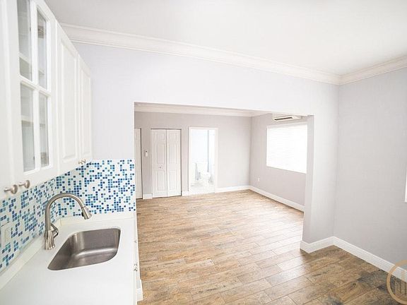 4th image of 53 NE 49th St APT 8