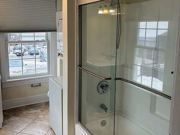 Full bath, freshly painted