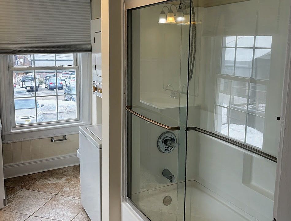 Full bath, freshly painted