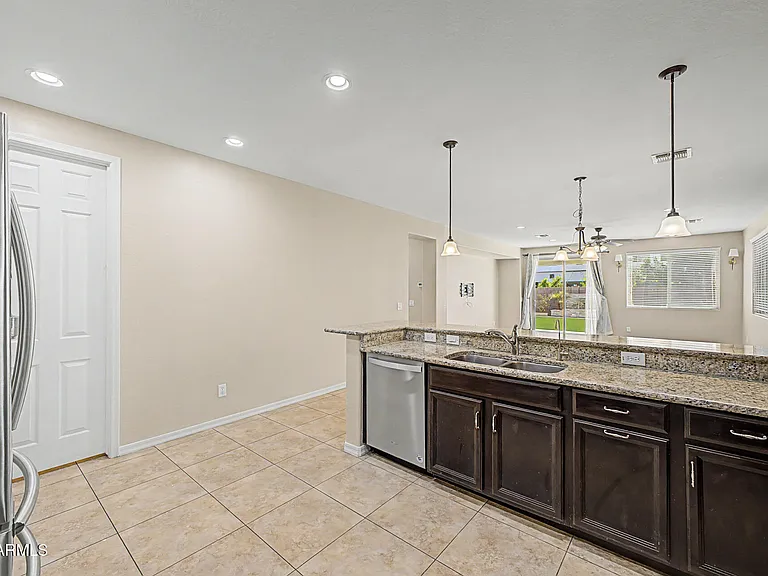 2531 E Eleana Ln — Photo 17