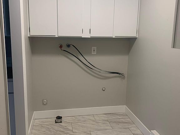 Laundry w/ washer and dryer hookups