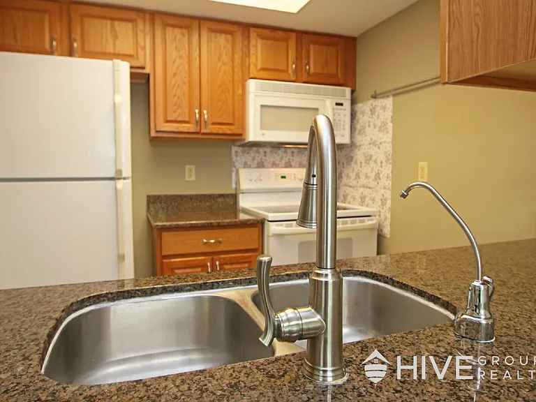 2411 Avonlea Ln — Photo 5