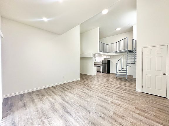 4th image of 4655 W Maplewood Ave #401