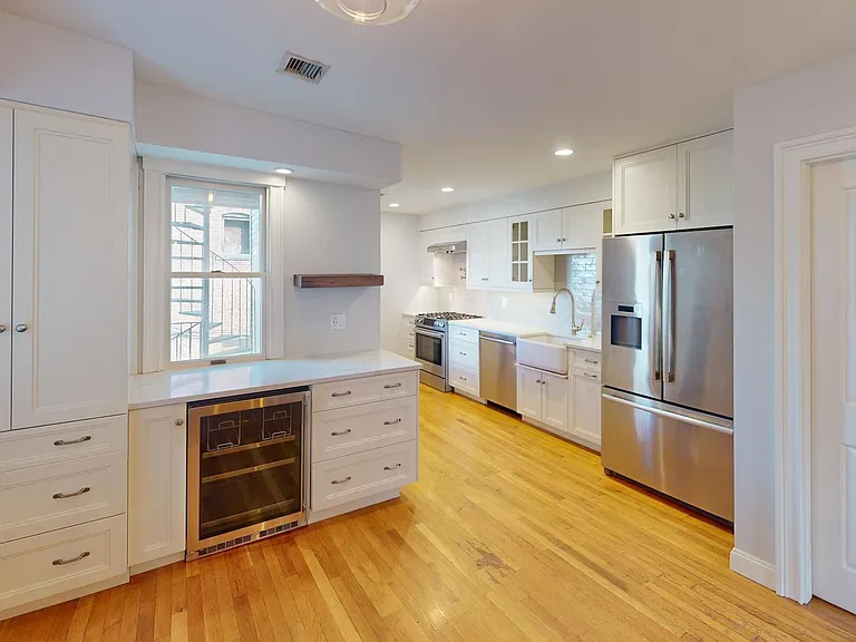 214 W 7th St #2 — Photo 1