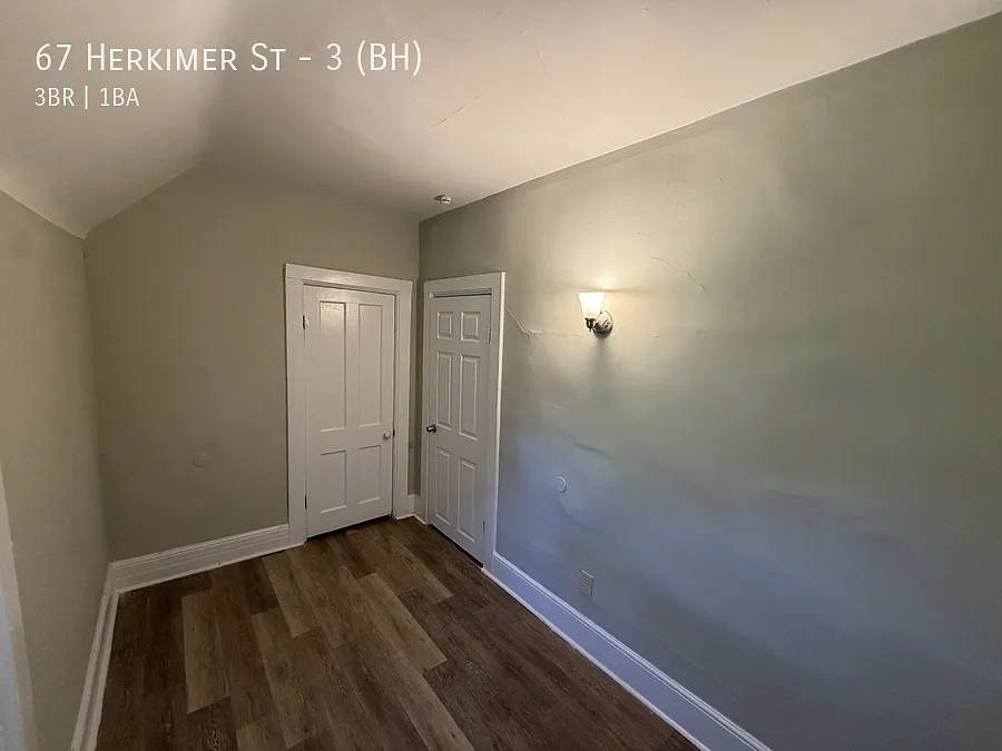 3 bed, 1000 sqft, $1,300 — Photo 4