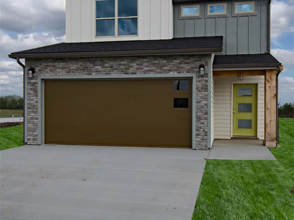 2521 Chasehire Dr, Lawrence, KS 66046
