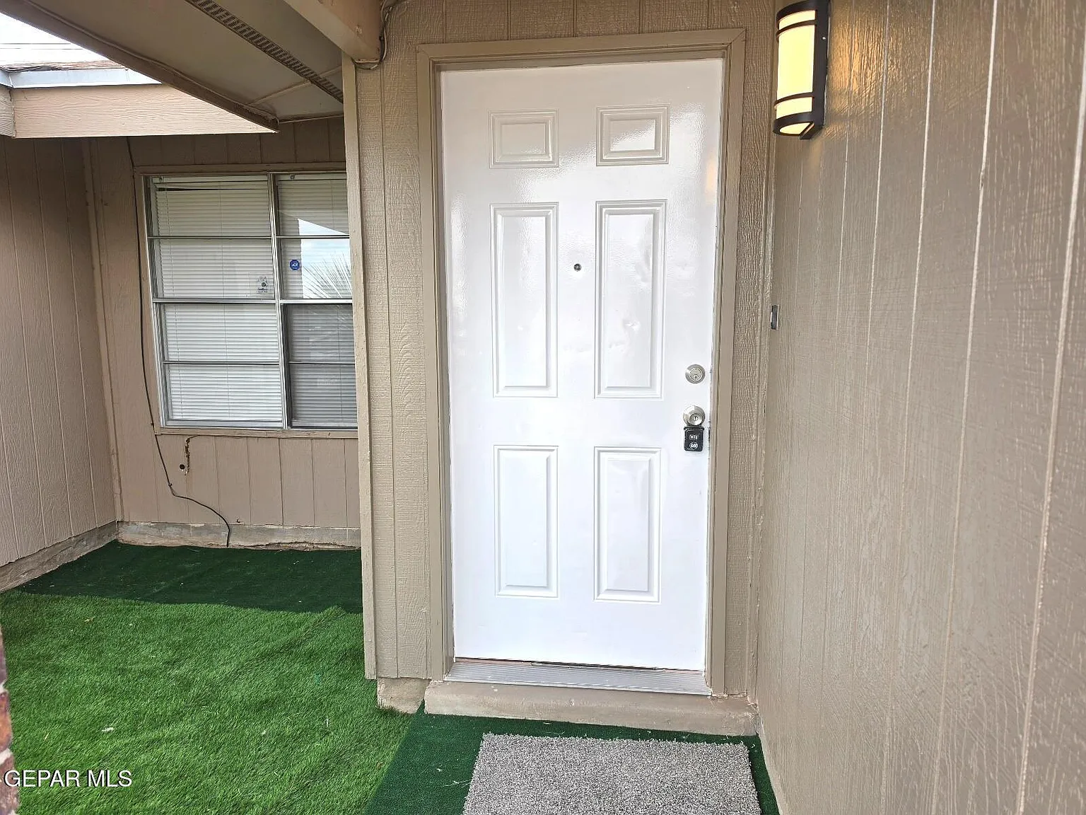 3 bed, 1.5 bath, 1035 sqft, $1,300 — Photo 2