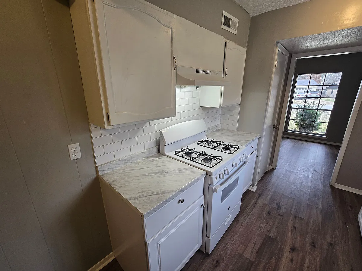 Building Photo - 49 Saxony Cir