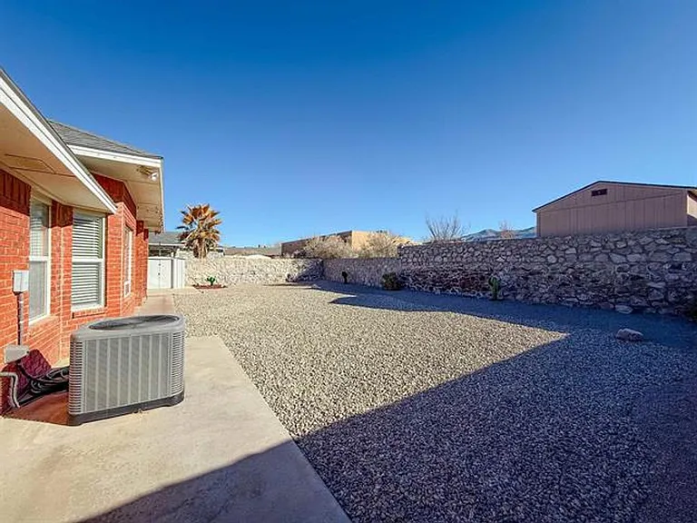 2409 Saguaro Loop — Photo 23