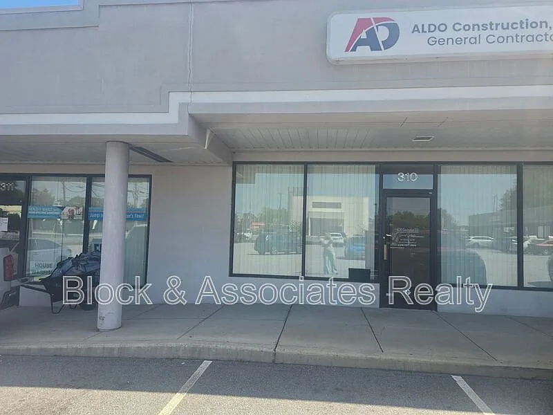 Studio, $975 — Photo 1