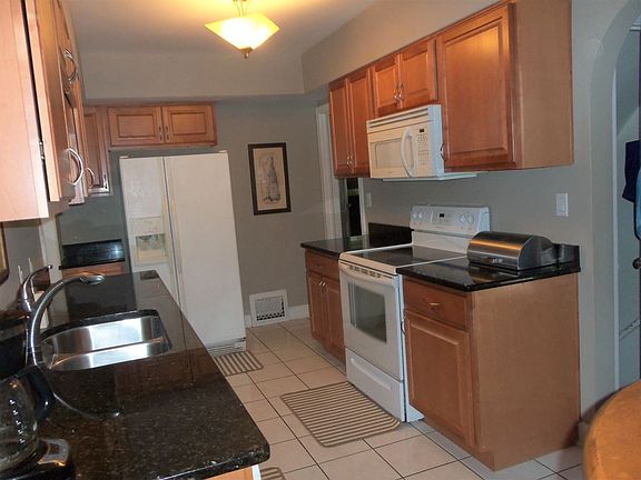 4th image of 3415 Louise St