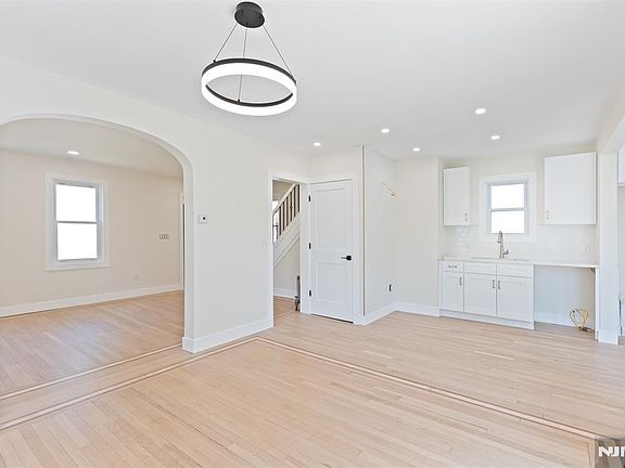 4th image of 693 Chestnut Ave