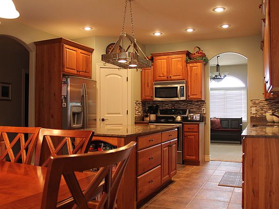 Maple cabs & walk-in pantry