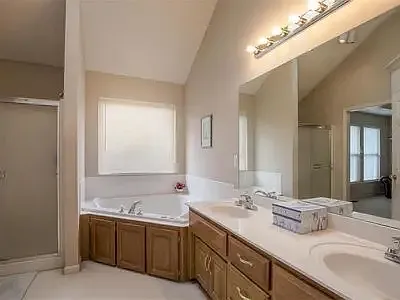 2600 NW Richard Dr — Photo 4