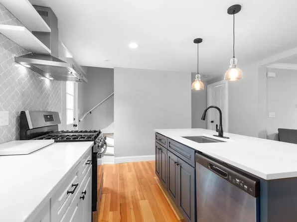 1485 County St, Somerset, MA 02726