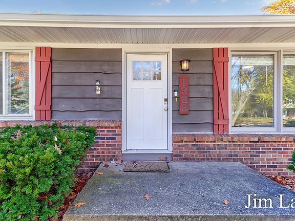 3rd image of 1388 Gentian Dr SE