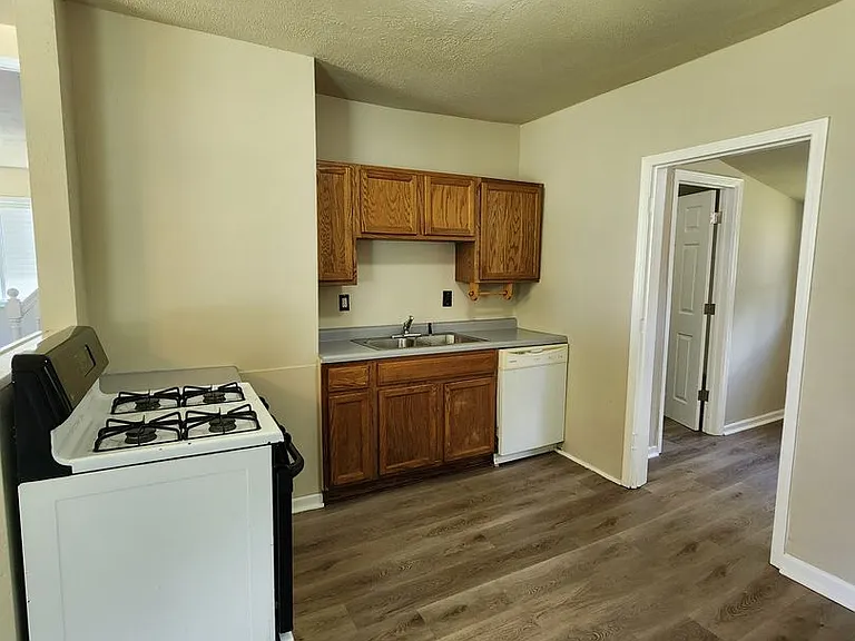 112 Davis Ave — Photo 5