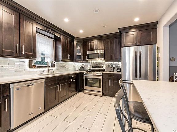 5th image of 2934 Hering Ave