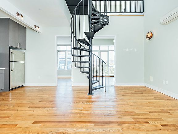3rd image of 319 Melrose St APT 3B