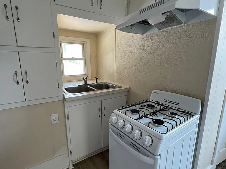 542 W 4th St — Photo 3