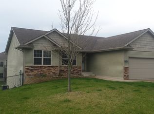 6097 E Oakwood Dr, Pleasant Hill, IA 50327