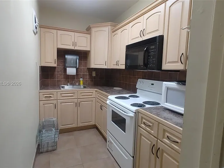1000 Parkview Dr #125 — Photo 40