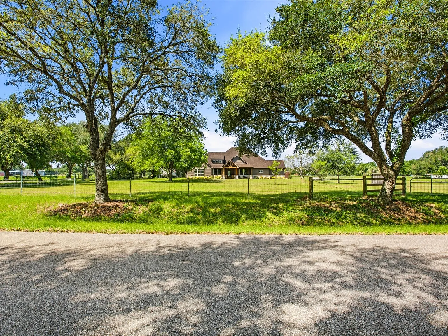 4 bed, 2.5 bath, 2538 sqft, $4,000 — Photo 4
