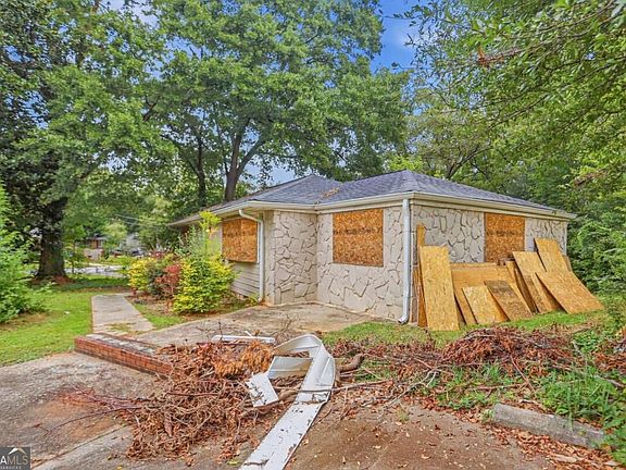2nd image of 2004 Meadow Ln