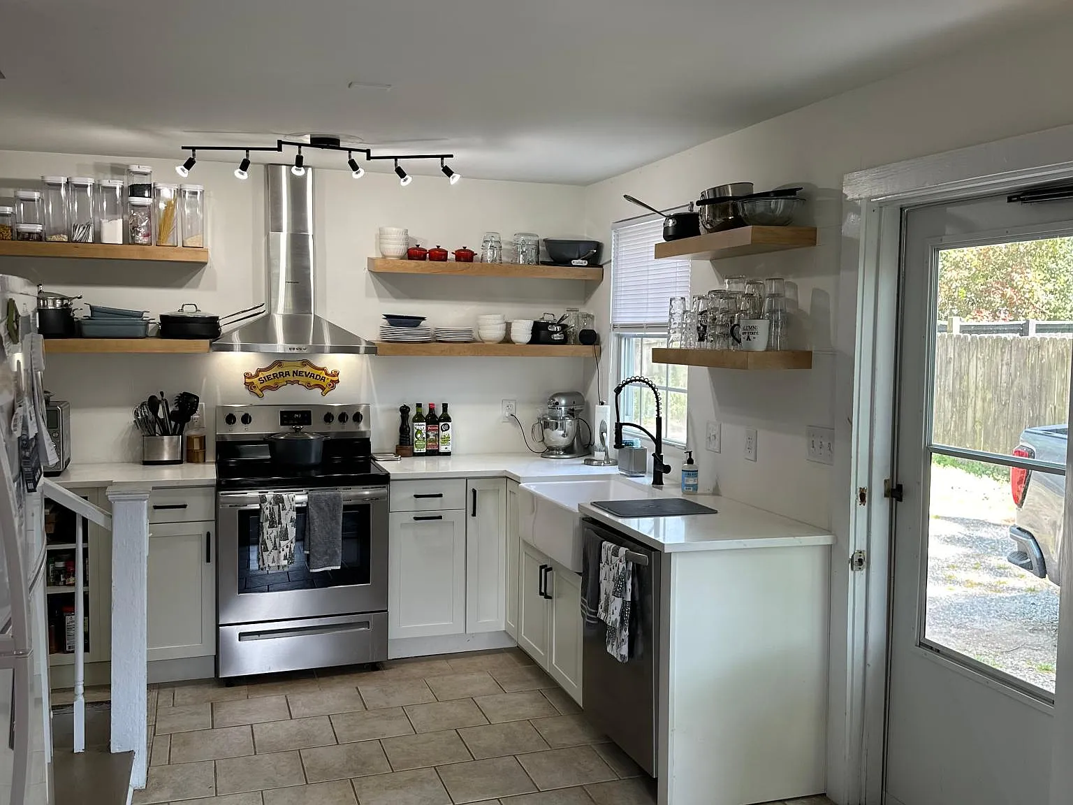 2 bed, 768 sqft, $1,900 — Photo 3