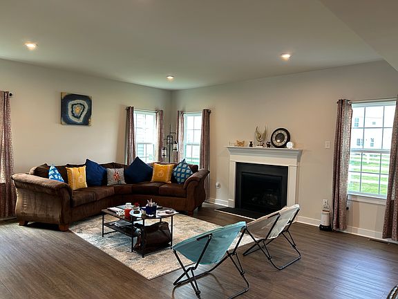 3rd image of 905 Cadman Dr