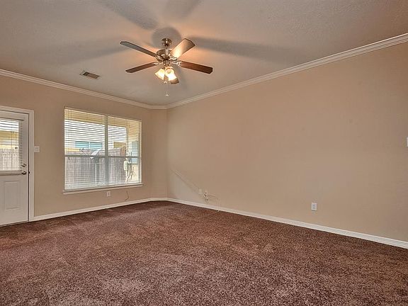 5th image of 906 Oak Creek Dr