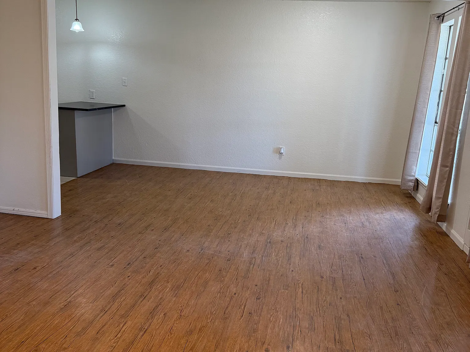 3 bed, 1.5 bath, 1073 sqft, $1,200 — Photo 4