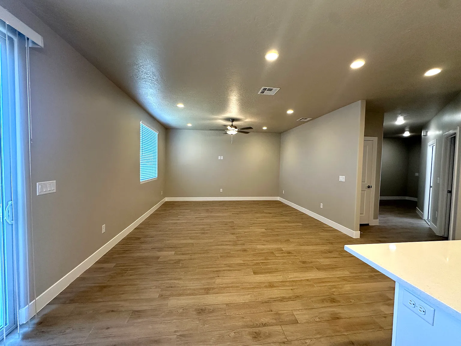 Brand New Townhome - Modern Finishes - Prime Southern Utah Location — Photo 2