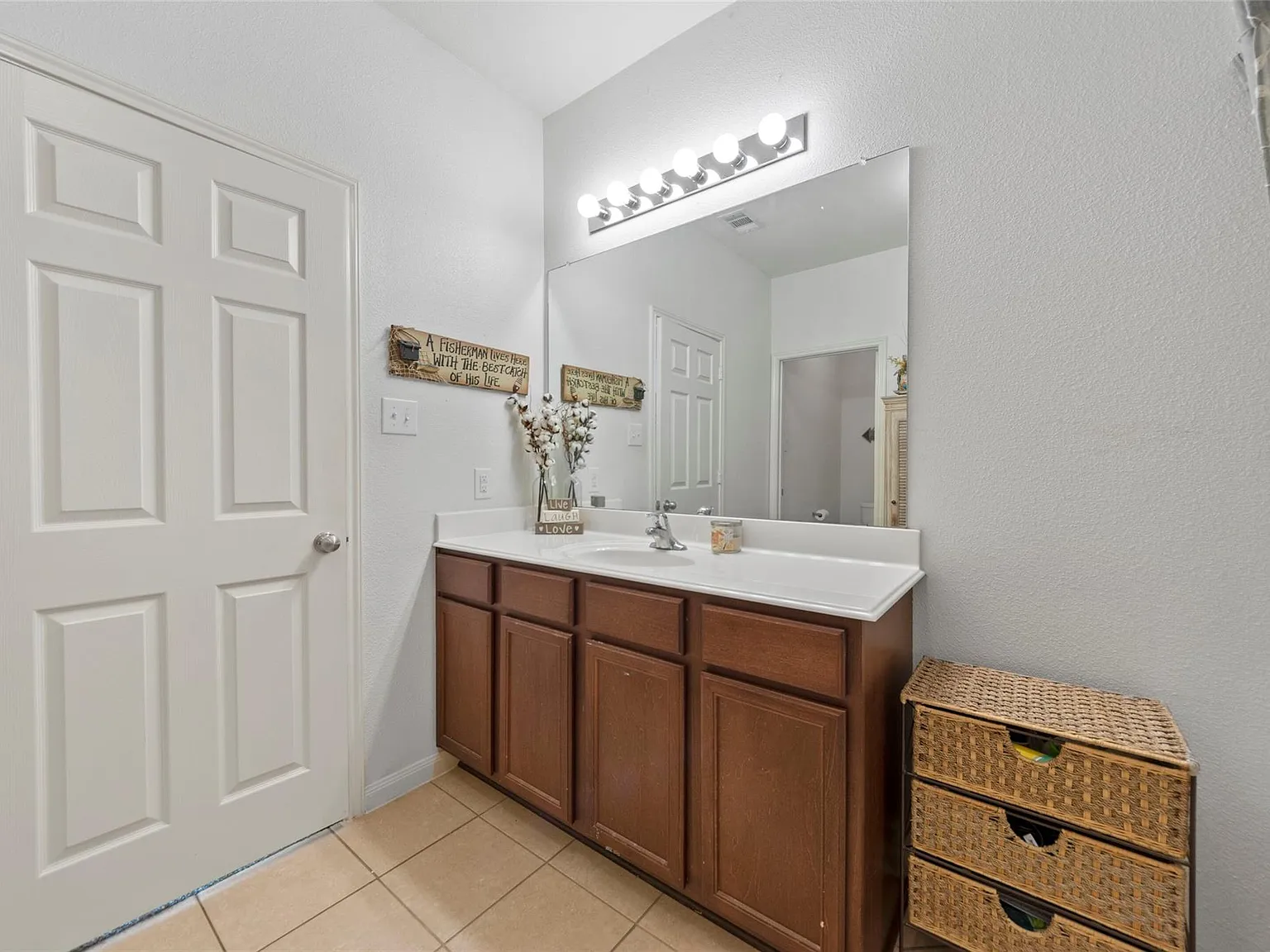 4 bed, 2100 sqft, $2,200 — Photo 3