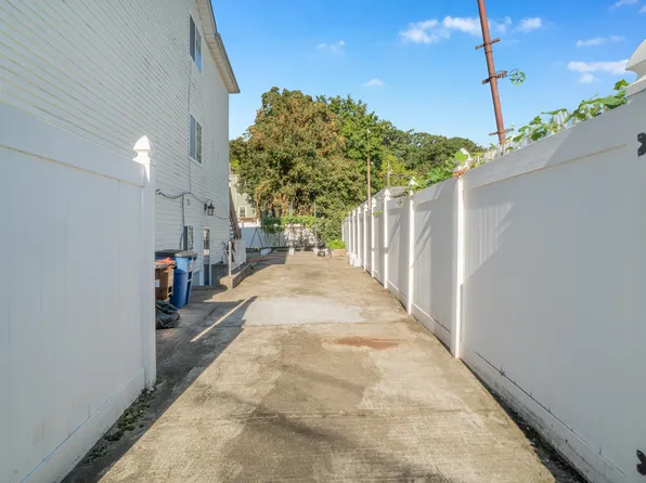 23 Deirdre Court image 3 of 25