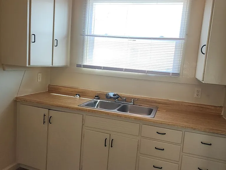 1605 Saint Clair St — Photo 12