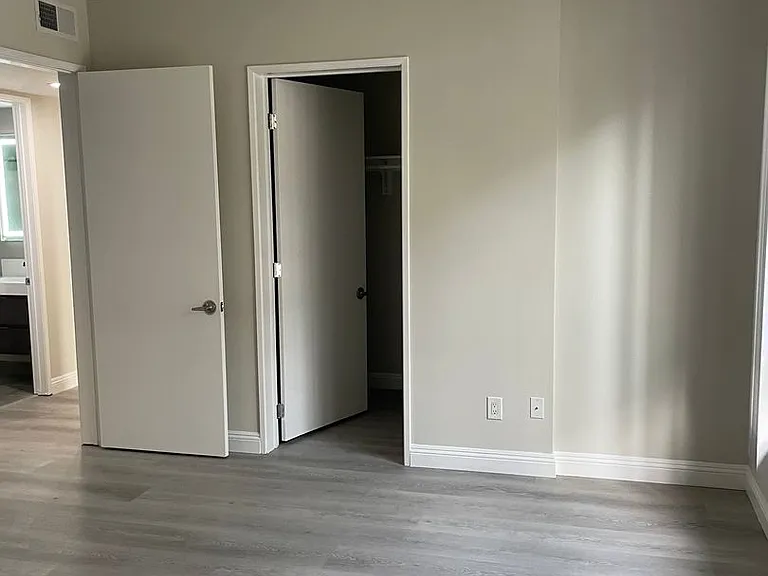 Hawthorne Regency Apartments — Photo 18