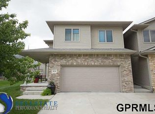 8710 Remi Dr, Lincoln, NE 68526