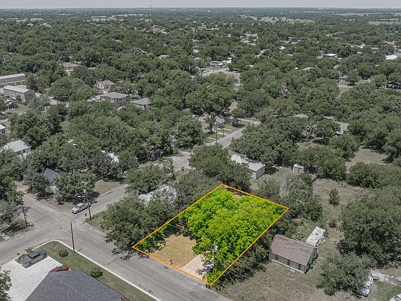 3rd image of 979 W Pecan St