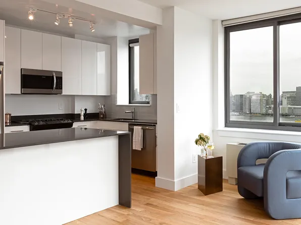 4720 Center Boulevard image 9 of 15