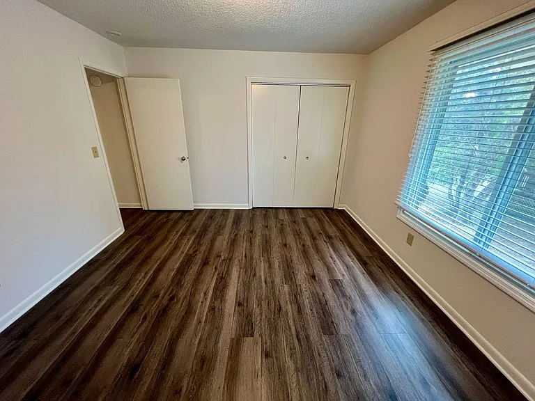 602 Picadilly Sq — Photo 8