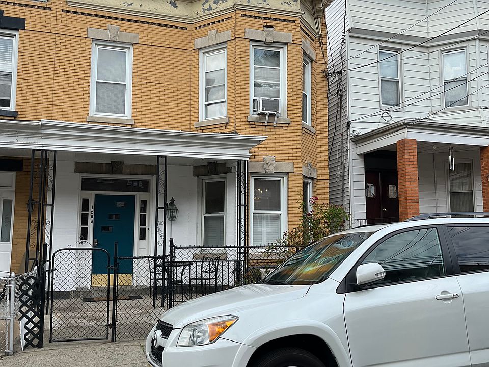 Commuters dream with FAST access to NJMetro Area/NYC via multi trains, buses & shuttles.
Also very walkable to ALDI grocery, Gym,StarBucks & More 

Street Parking w/North Bergen permit. No parking guarantee, first come first serve; Save $ w/out a car!