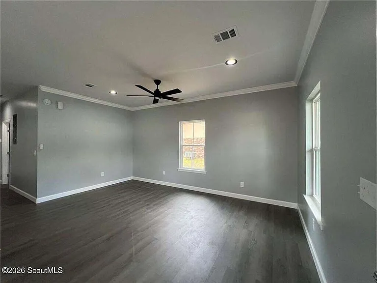 909 E 3rd St — Photo 5