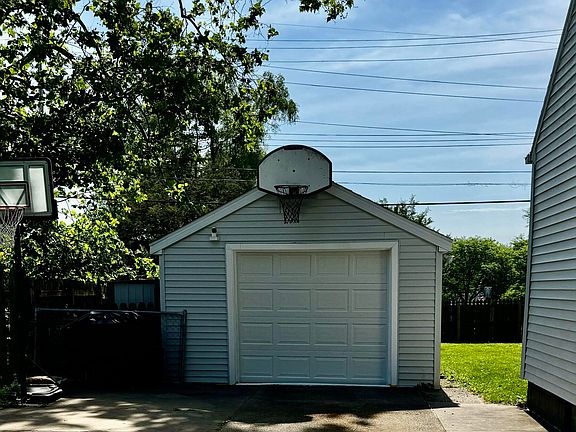 4th image of 3223 Plymouth Dr