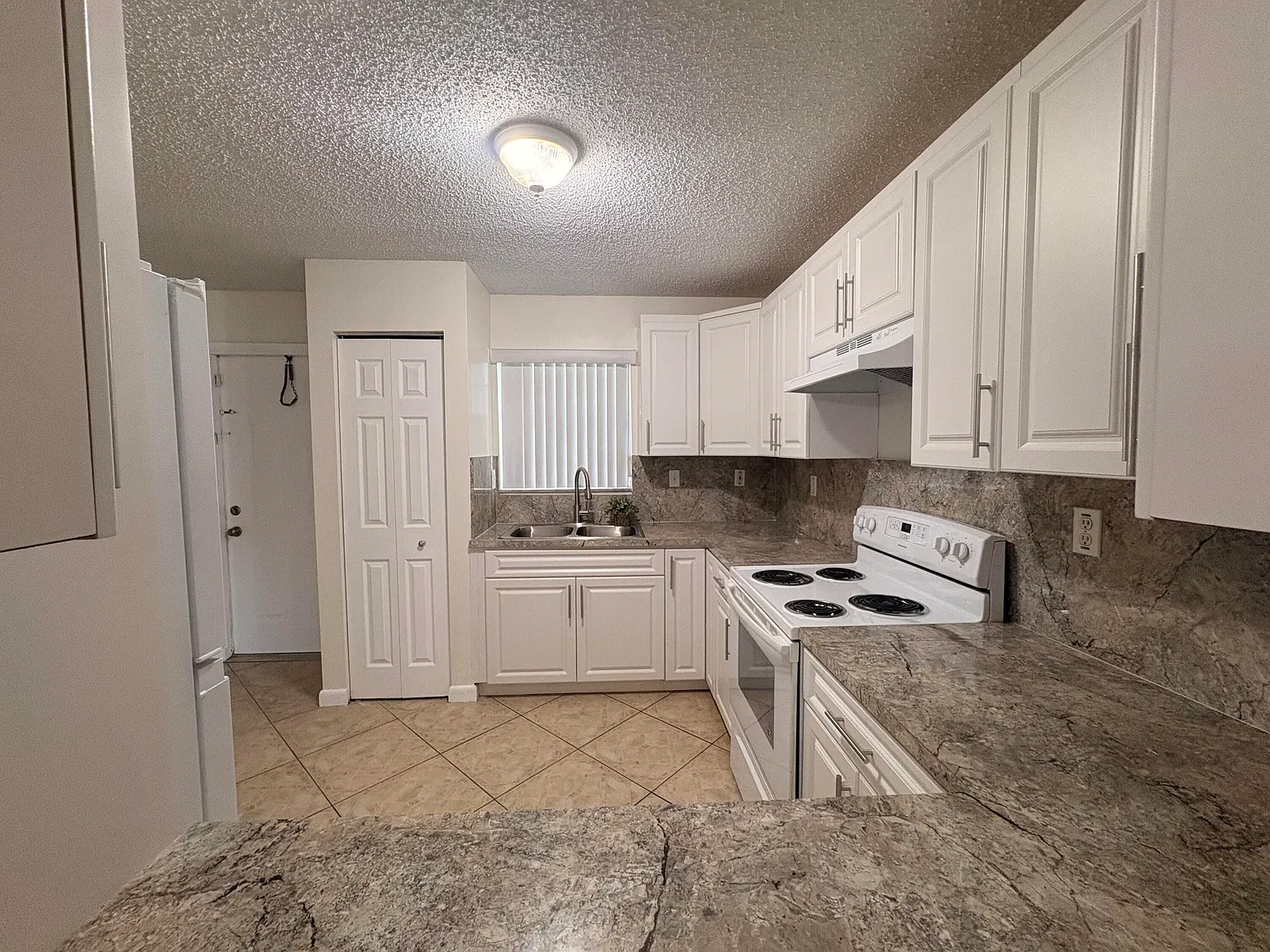 3 bed, 2.0 bath, 1278 sqft, $2,800 — Photo 2