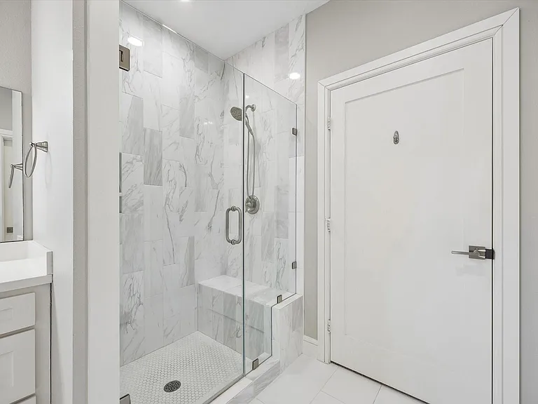 940 W 21st St — Photo 15