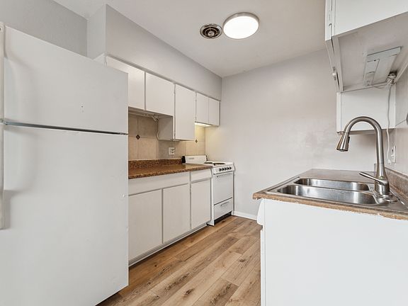 4th image of 2451 S Gaylord St #10506871