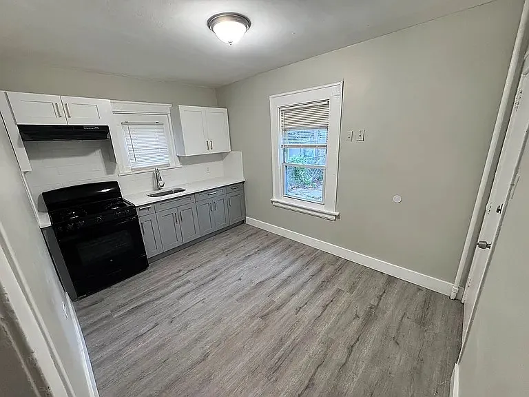 4 bed, $2,450 — Photo 2